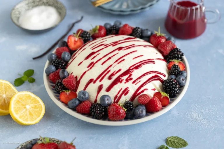 Bombe de yaourt avec sauce aux baies | Frais et crémeux