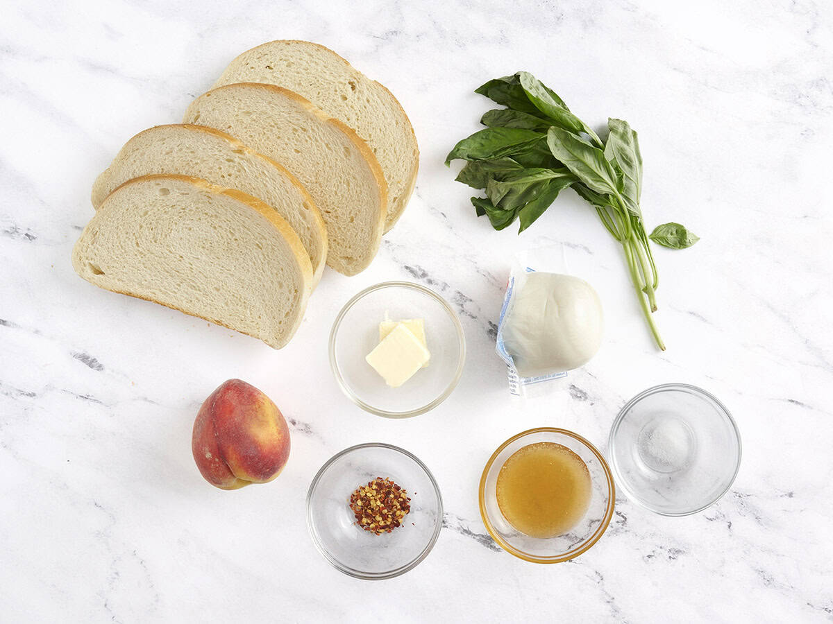 Les ingrédients pour faire des sandwichs au fromage grillé au miel.