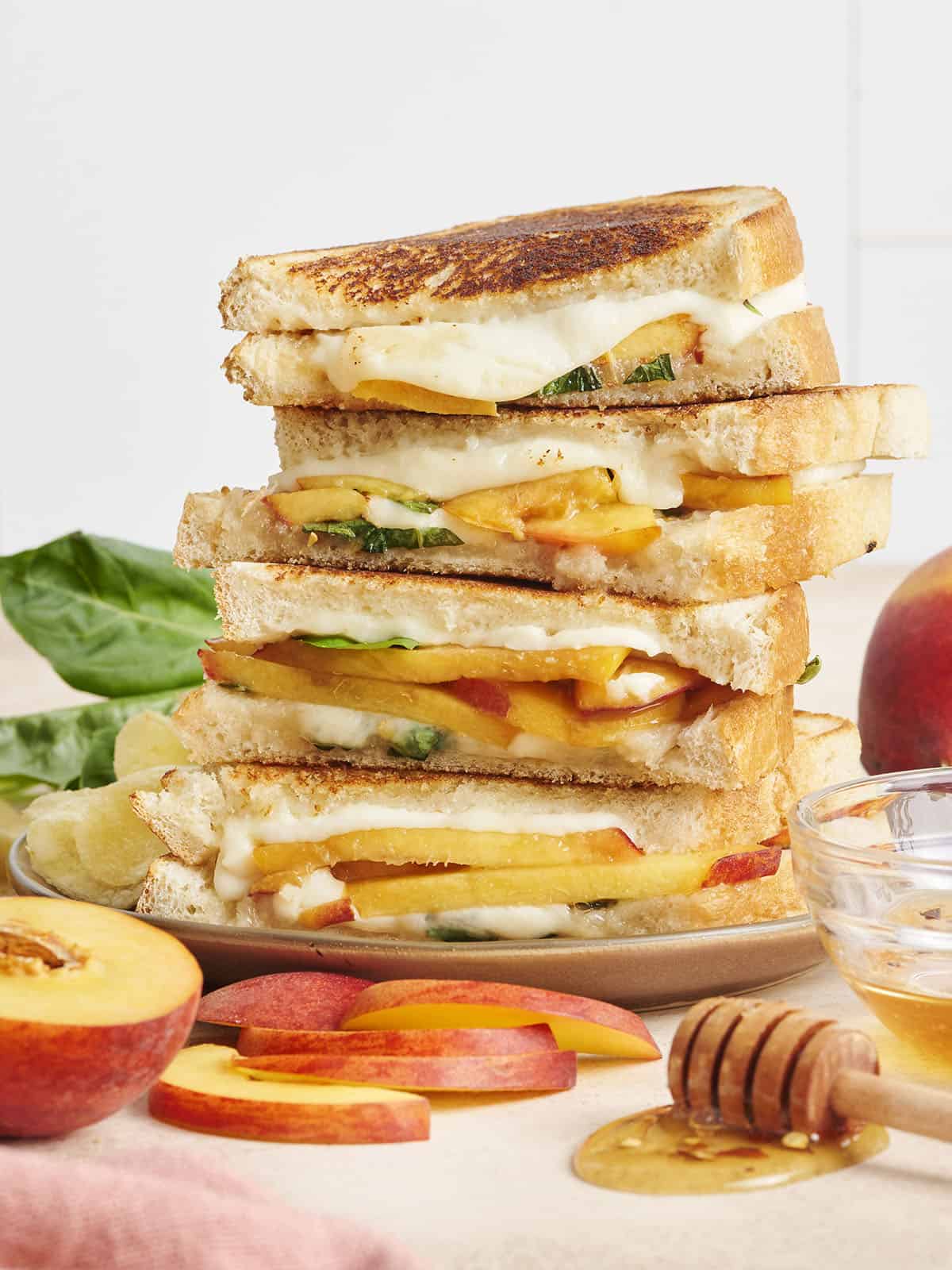 Une pile de fromages grillés aux pêches de miel.