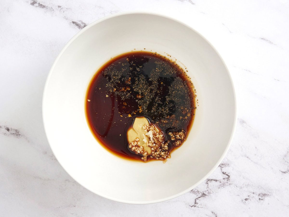 Les ingrédients d'une vinaigrette balsamique dans un bol.