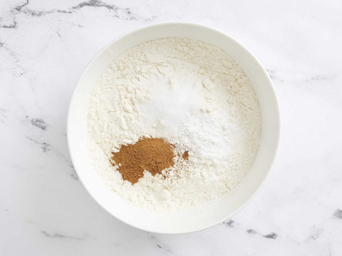 Farine, cannelle et levure chimique dans un bol.