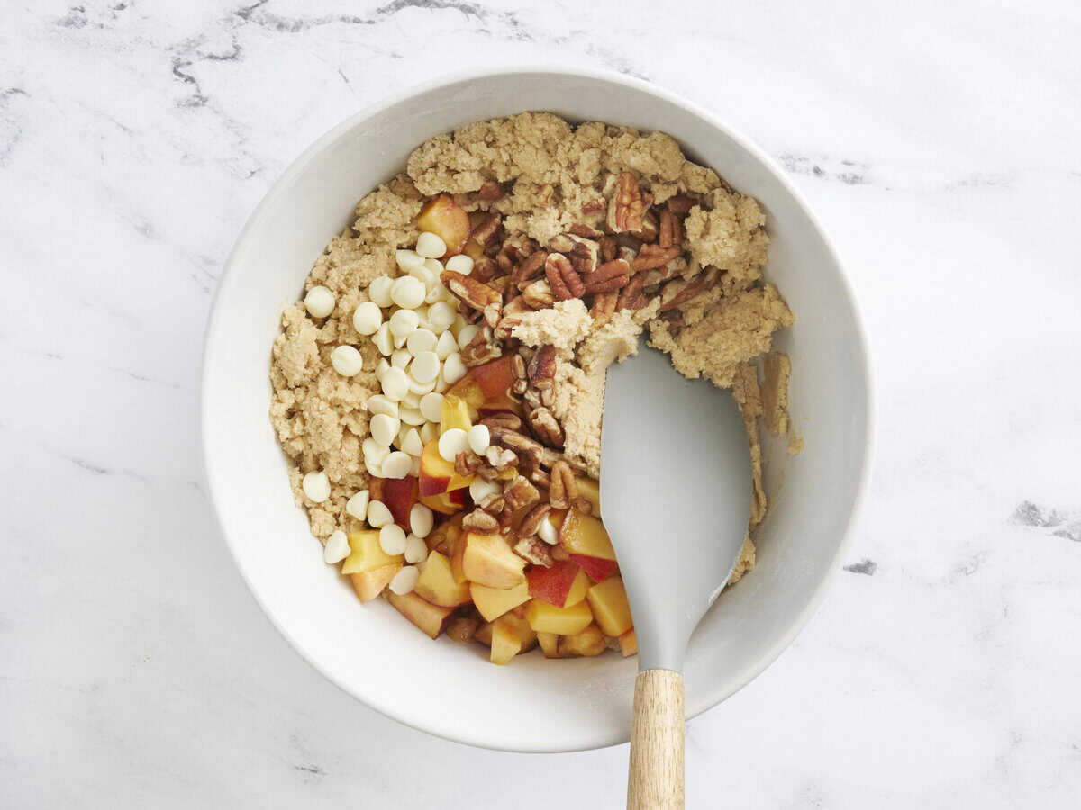 Les ingrédients des biscuits aux pêches dans un bol à mélanger.