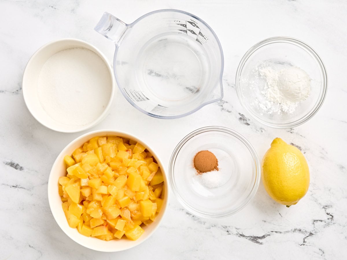 Les ingrédients pour faire de la sauce pêche.