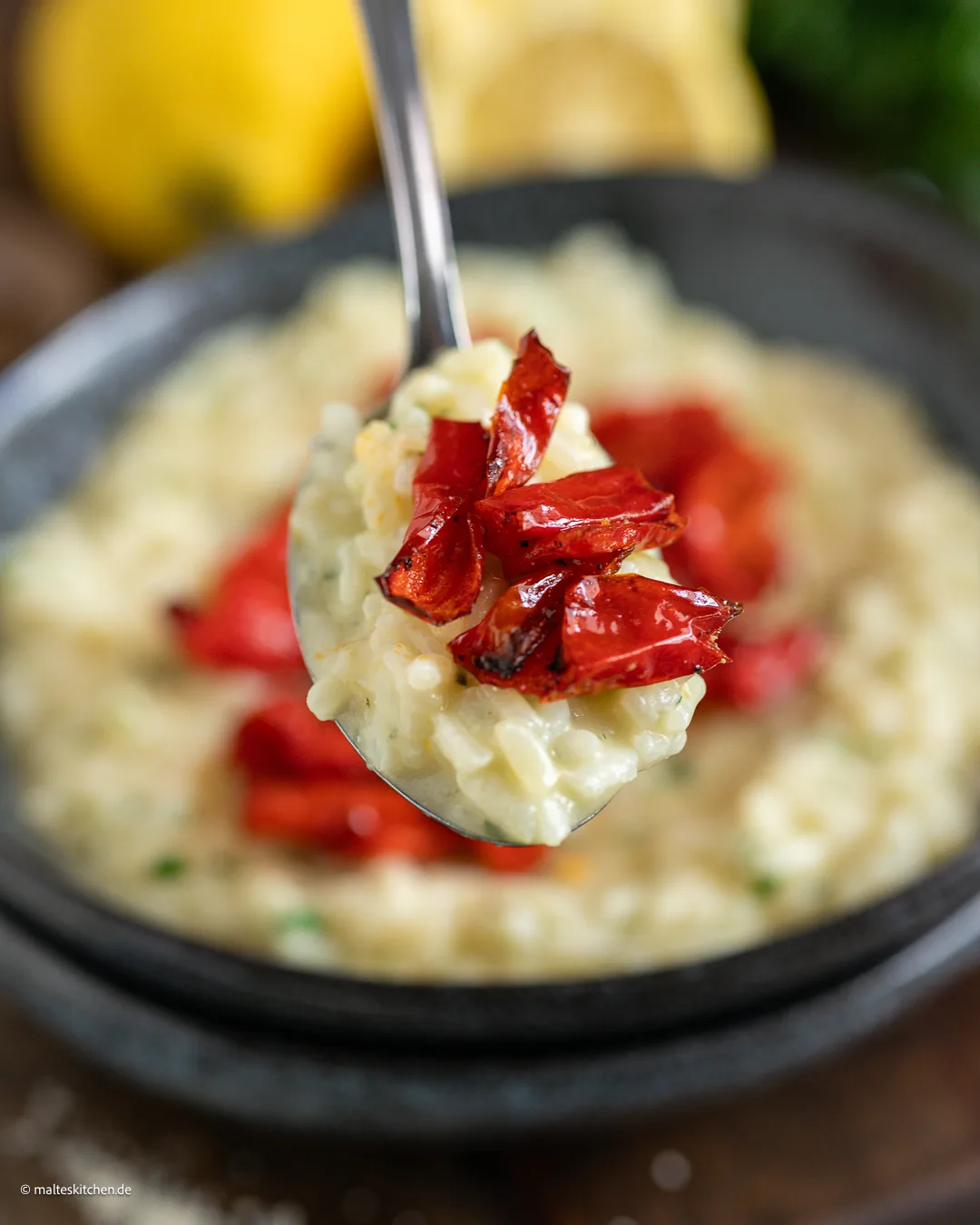 Risotto délicieux avec poivrons et citron