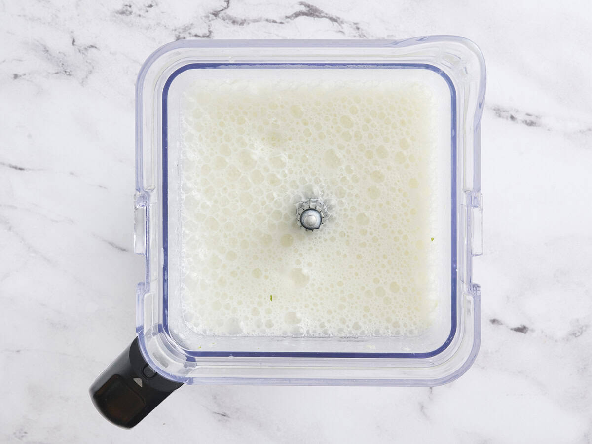 La limonade brésilienne dans un mélangeur après le mélange.