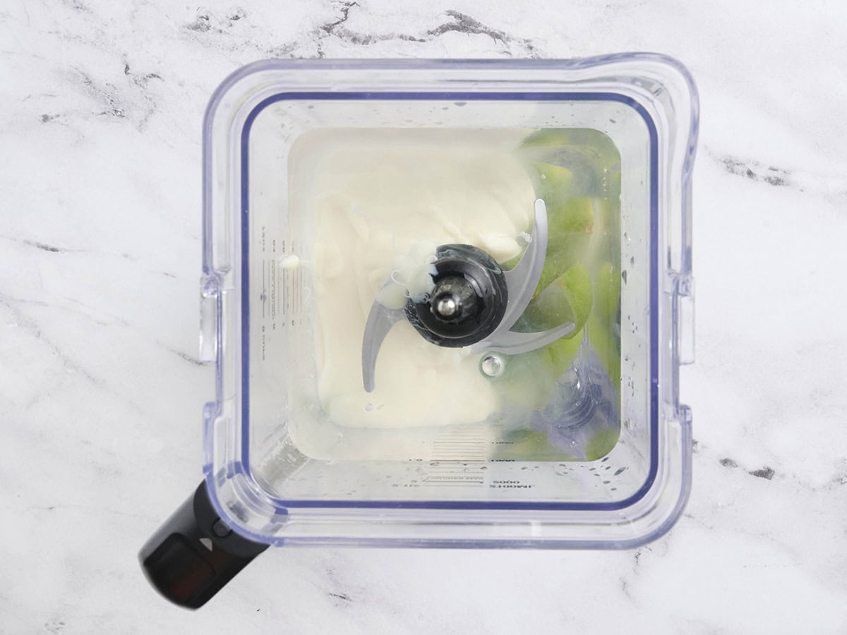 Les ingrédients de la limonade brésilienne dans un mélangeur.