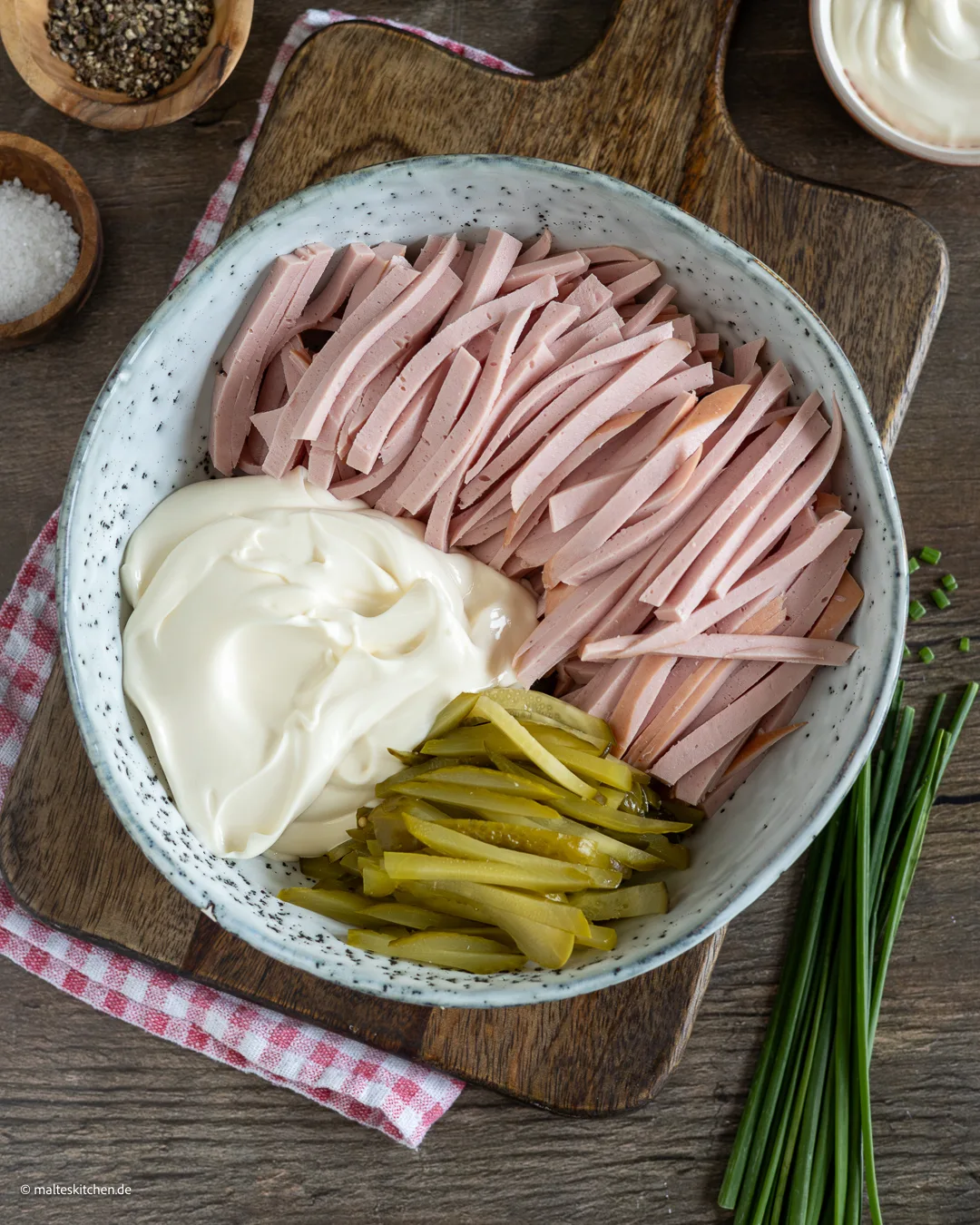 Ingrédients pour la salade de viande.