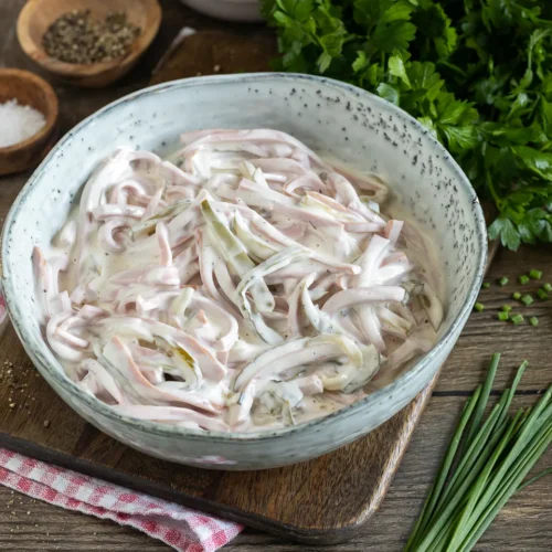 La délicieuse salade de viande de grand-mère avec mayonnaise