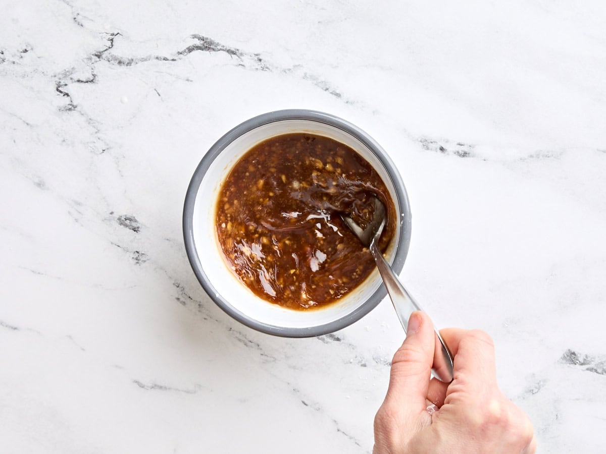 Une marinade Teriyaki maison étant mélangée dans un bol.