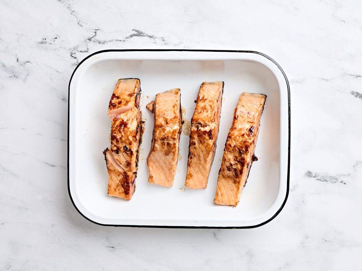 Saumon teriyaki panoramique dans un plat de cuisson.