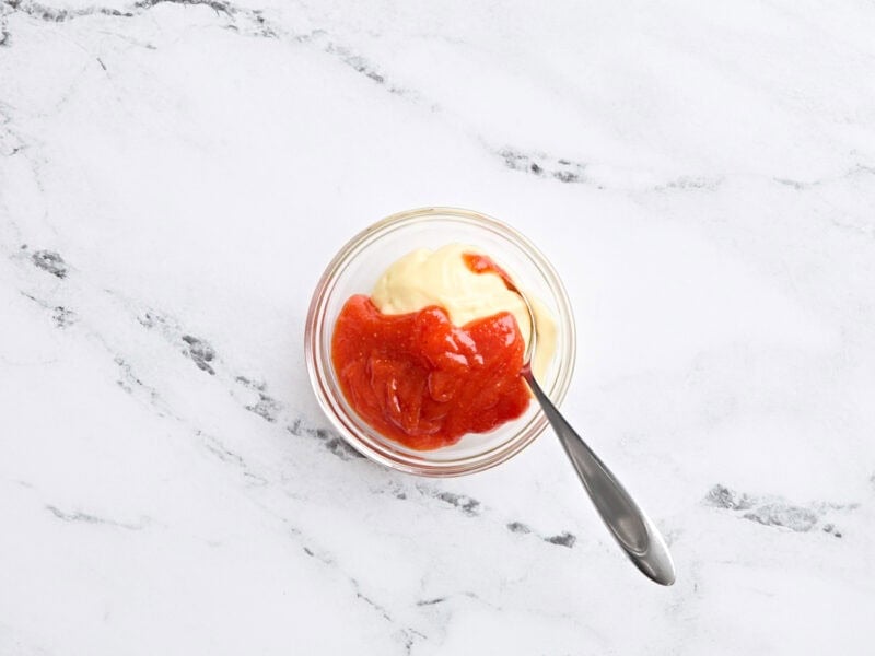 Siracha et Mayo dans un petit bol.