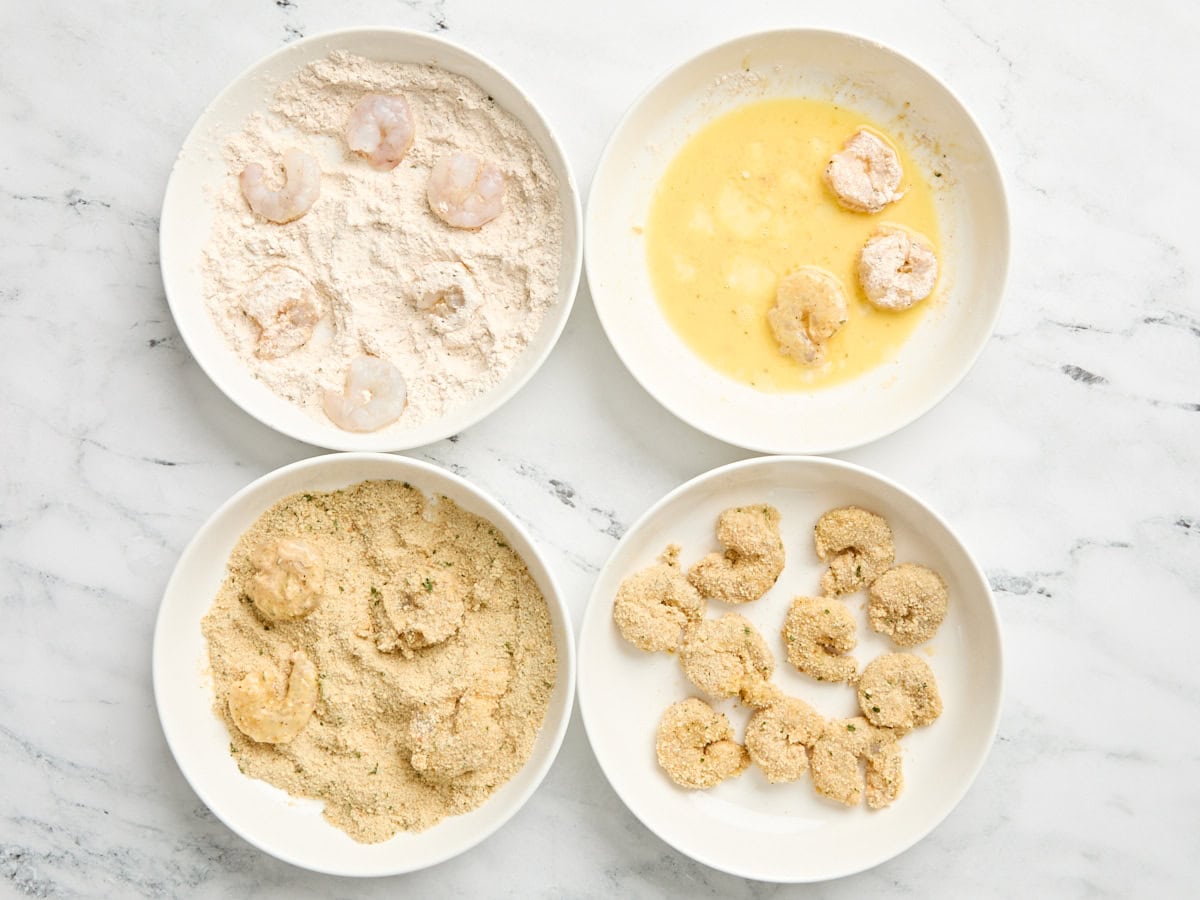 Les crevettes crues trempées en farine, puis eff, puis la chapelure,