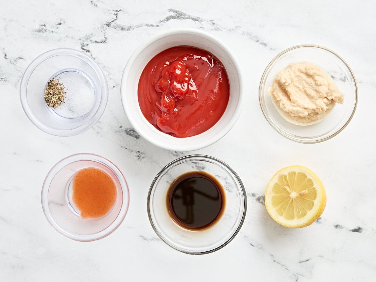 Les ingrédients pour faire une sauce à cocktail de crevettes.