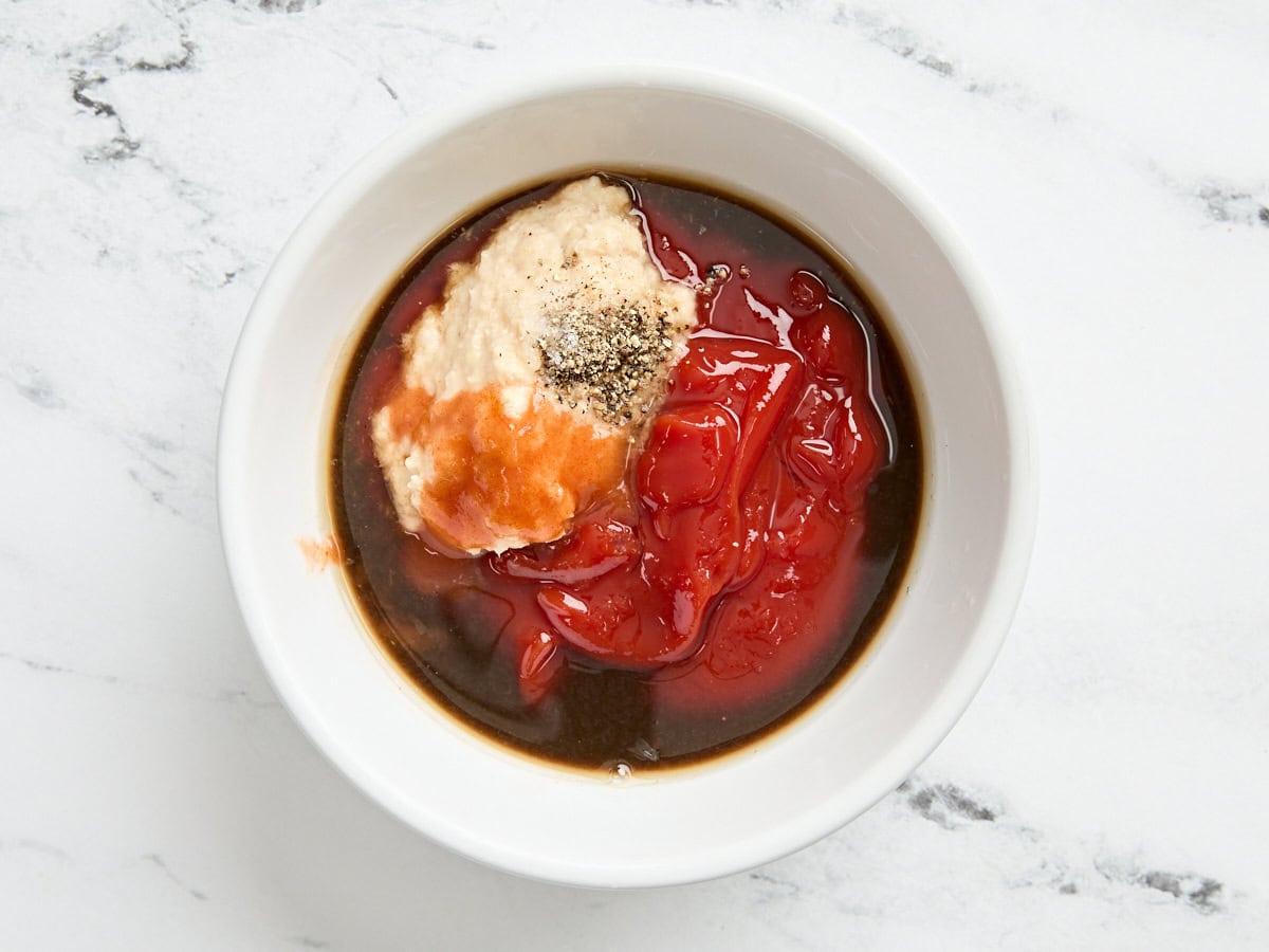 Les ingrédients de la sauce à cocktails dans un bol.