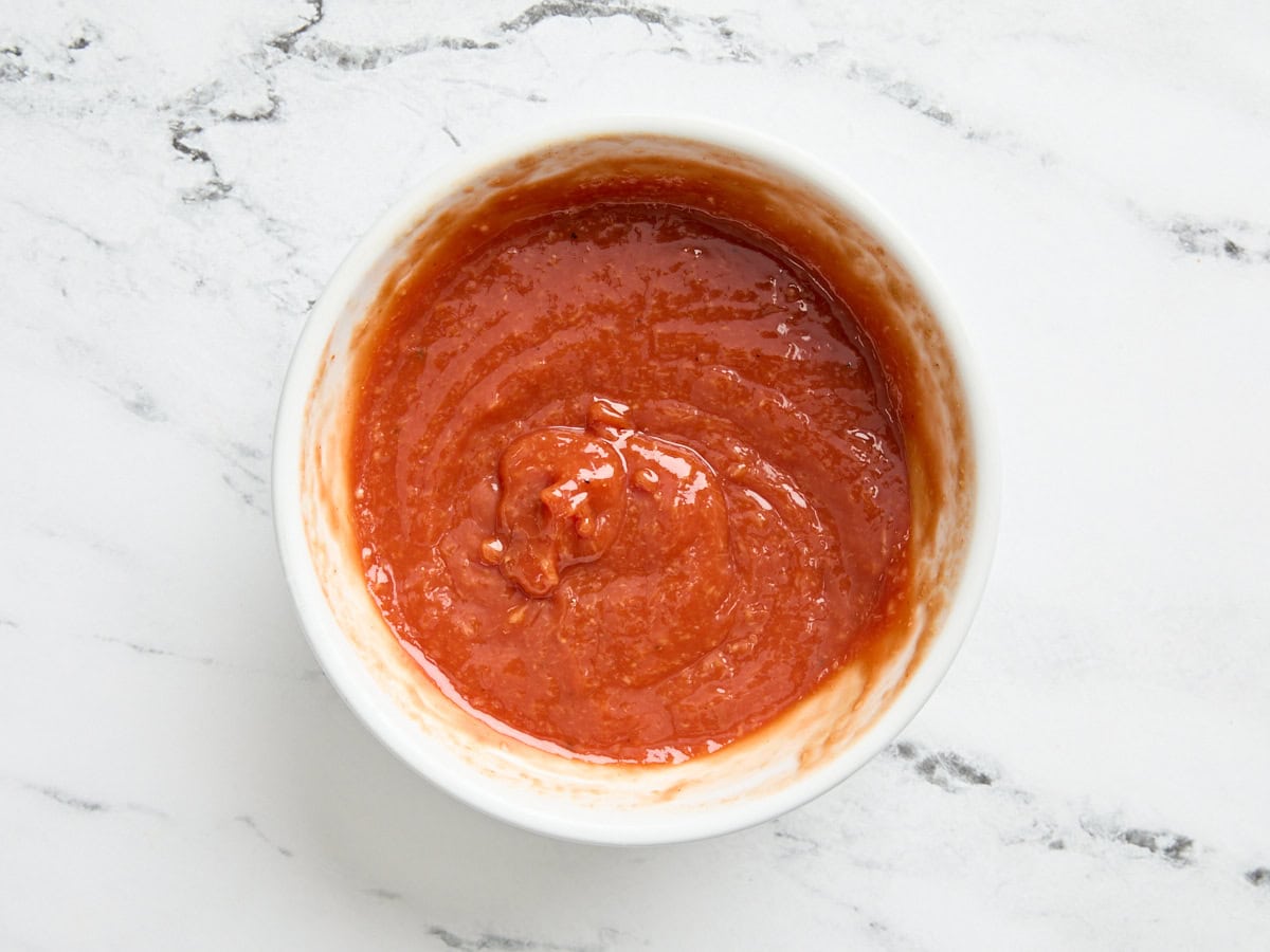 Terminé maison de cocktails maison dans un bol.