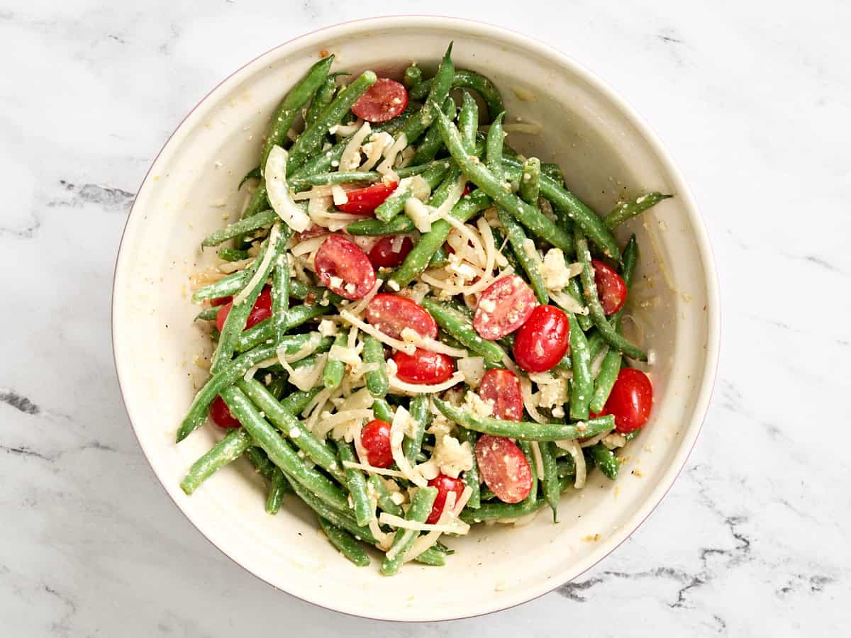 Salade de haricots verts finis dans un bol.