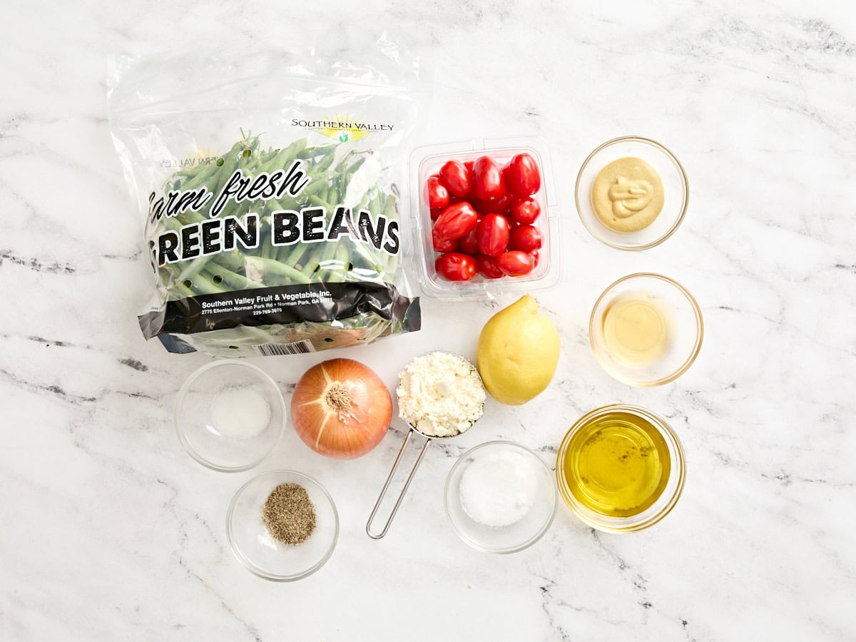 Les ingrédients pour faire une salade de haricots verts.