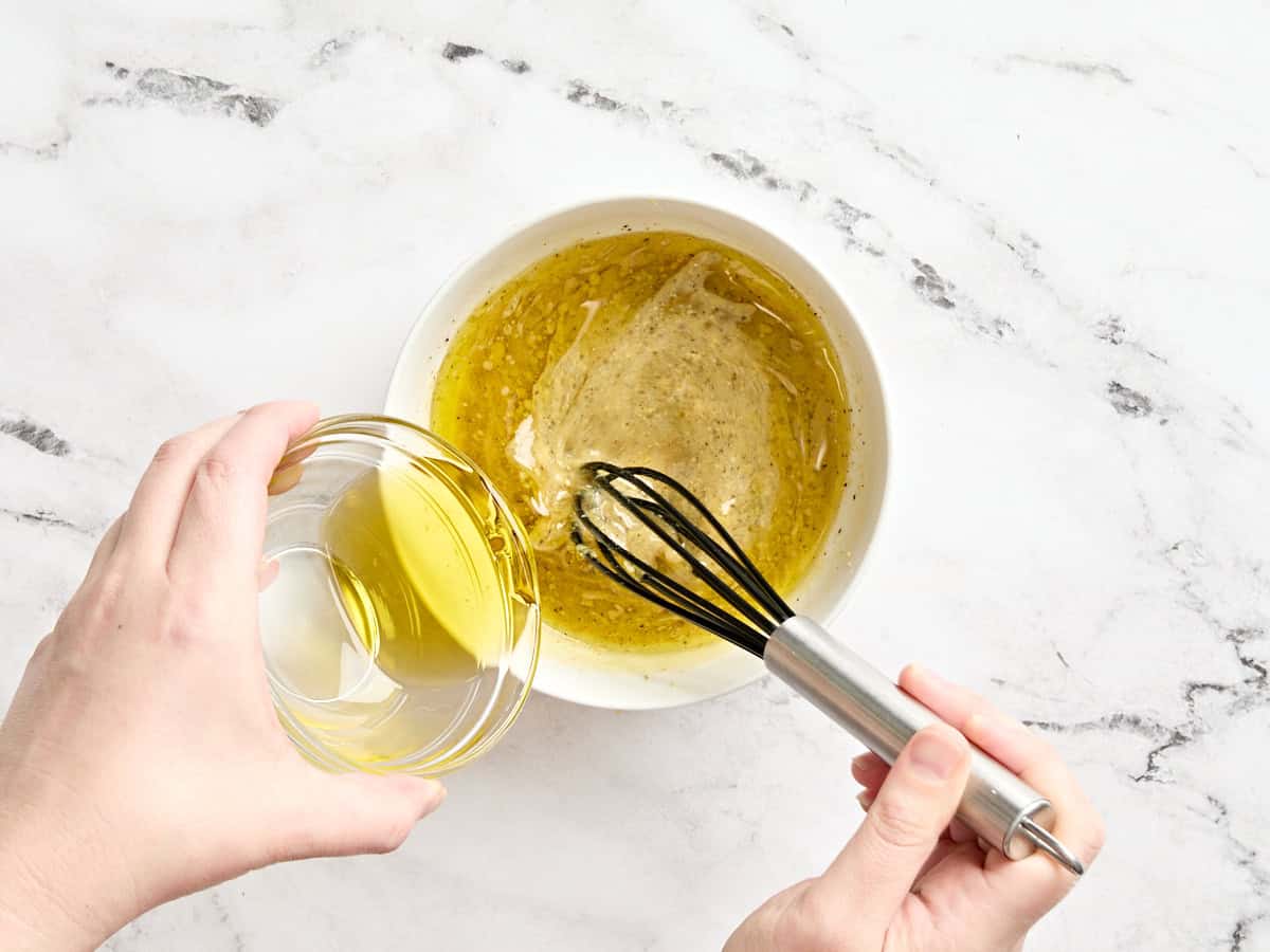 L'huile est entrée dans les ingrédients pour une vinaigrette au citron.