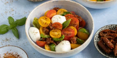 Salade de tomates avec mozzarella – simple, frais et savoureux