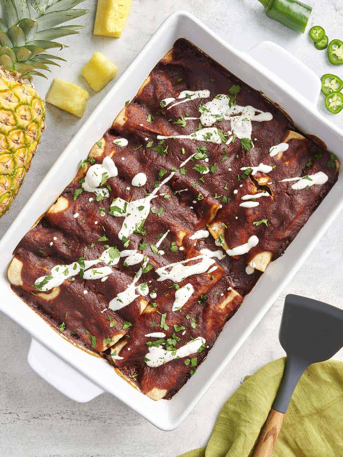 Vue aérienne des enchiladas de boeuf dans un plat de cuisson.