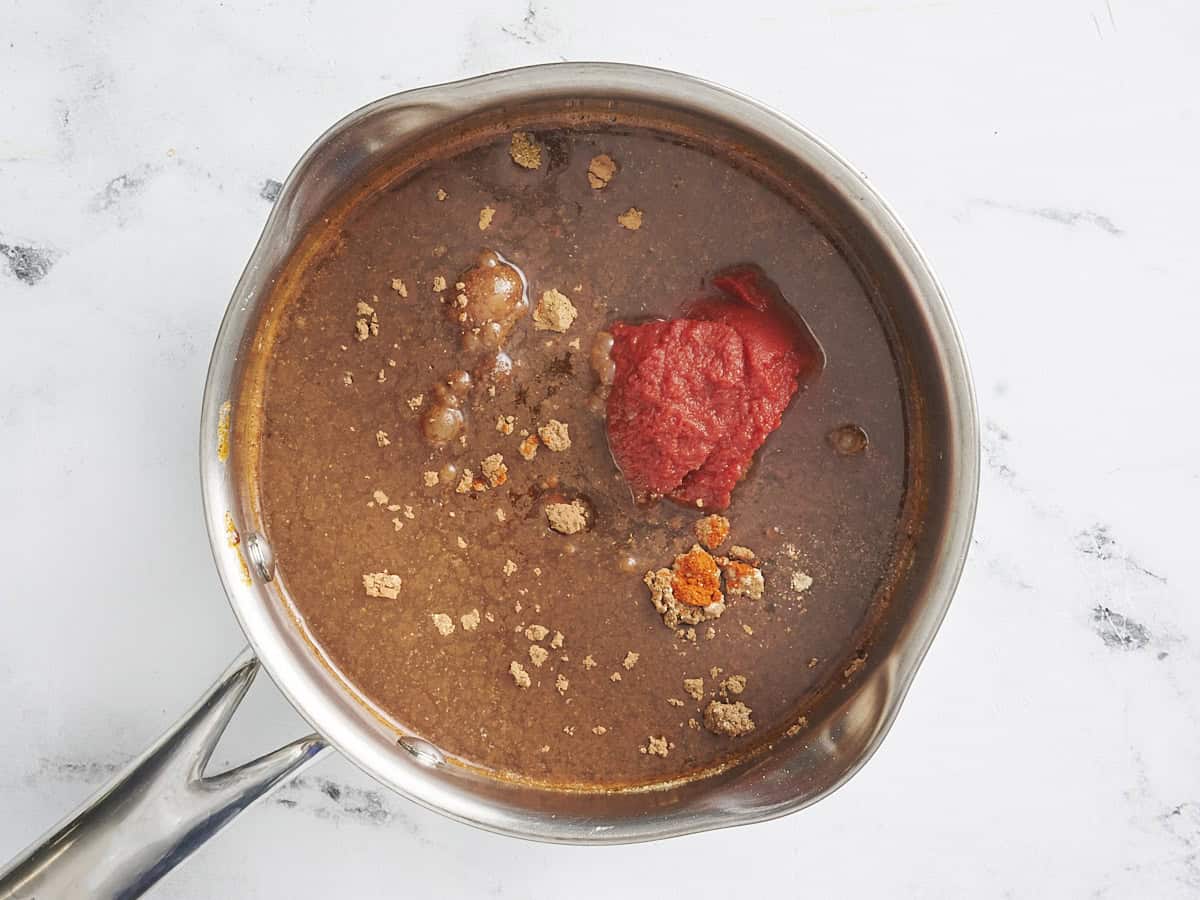 Enchilada sauce des ingrédients dans une poêle.