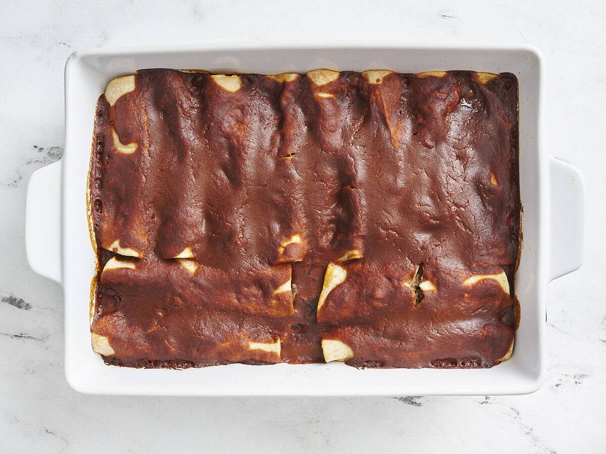 Enchiladas au boeuf au four dans un plat de cuisson.
