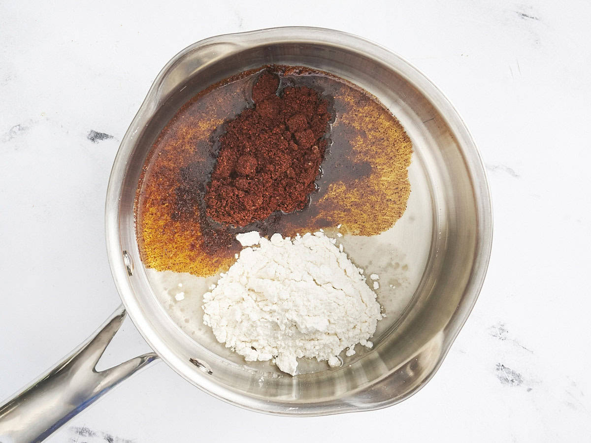 Poudre de chili et farine dans une poêle.