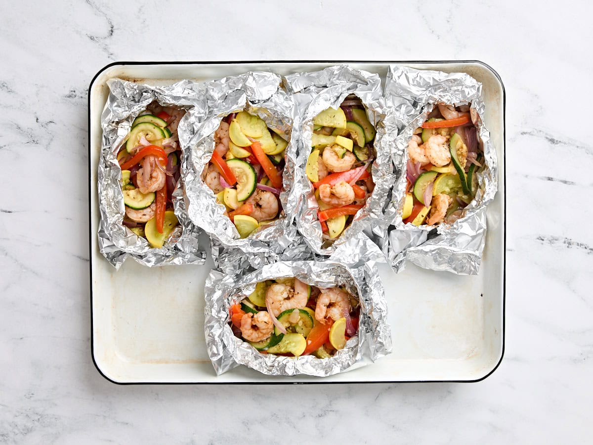 Paquets de crevettes grillées et légumes finis.