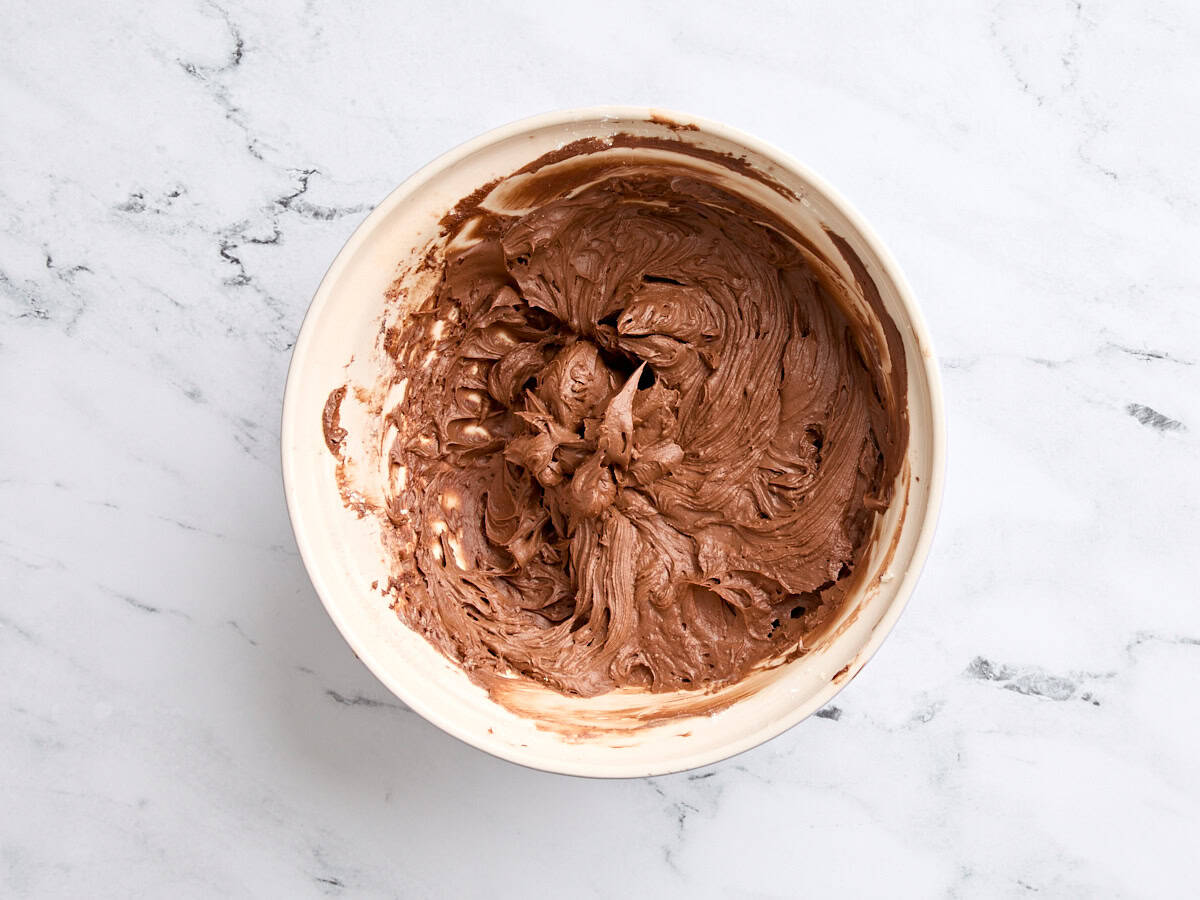 Crème de beurre au chocolat fini dans un bol.