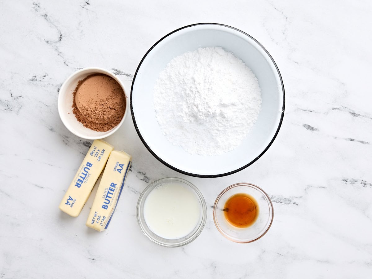 Les ingrédients de la crème au beurre au chocolat.
