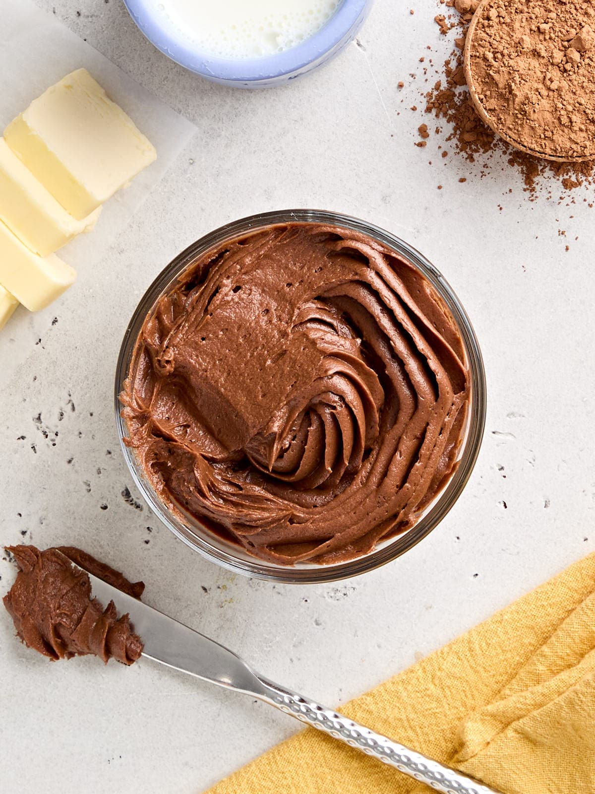 Vue aérienne d'une casserole de glaçage au chocolat au chocolat maison.