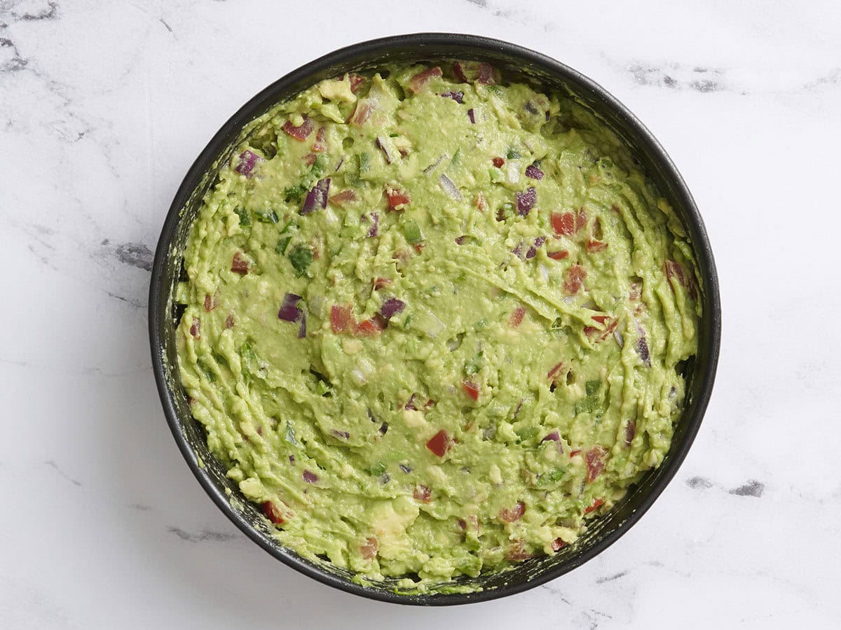 Guacamole d'avocat à l'avocat fait maison dans un bol.