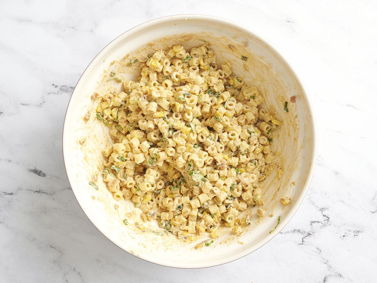 Salade de pâtes élote dans un bol.