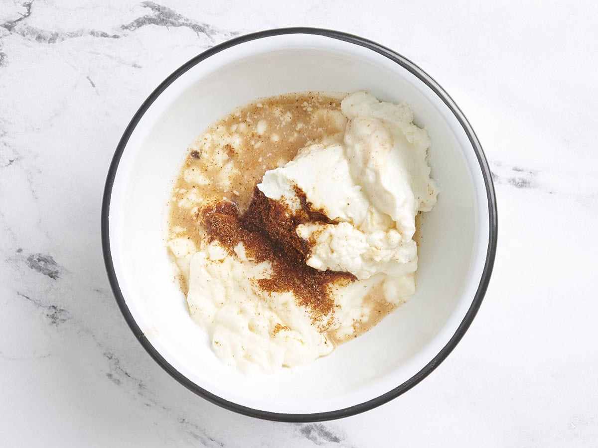 La vinaigrette pour la salade de pâtes en élote dans un bol.
