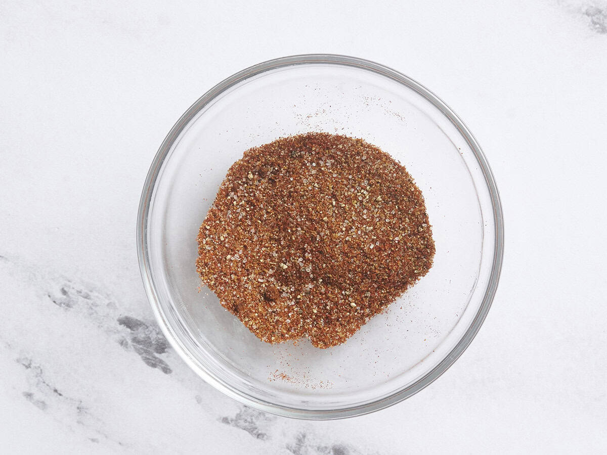 Elote Pasta Salad Assaisonnement dans un bol.