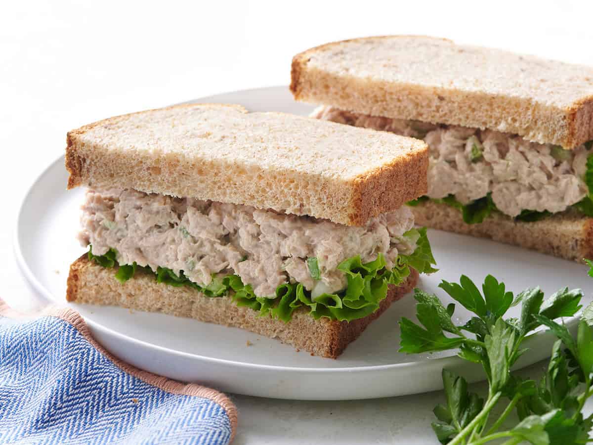 Une vue latérale d'un sandwich à la salade de thon.