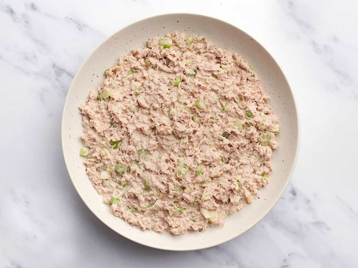 Recette de salade de thon maison dans un bol.