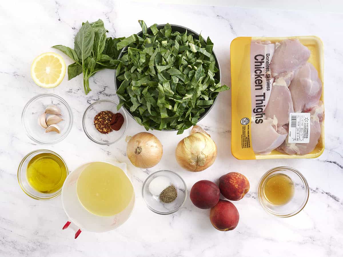 Les ingrédients pour faire du poulet et des pêches braisés.