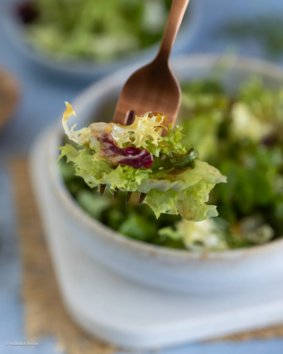 Salade délicieuse avec une vinaigrette de vinaigre balsamique