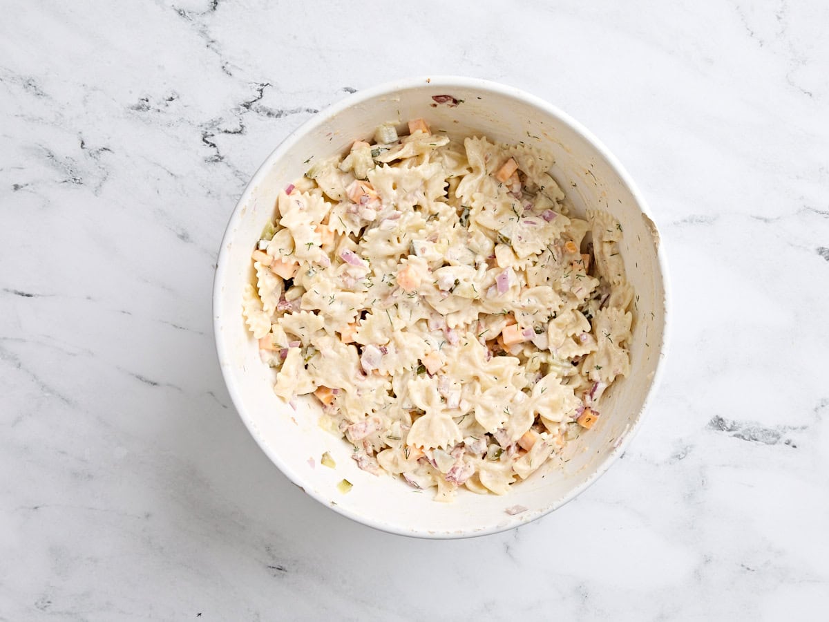 Vue aérienne d'un bol de salade de cornichons d'aneth.