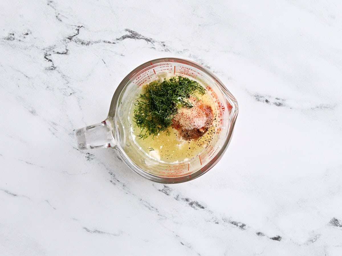 INGRÉDIMENTS DILL PORD PORDE DES SALADES DANS UN BOL.