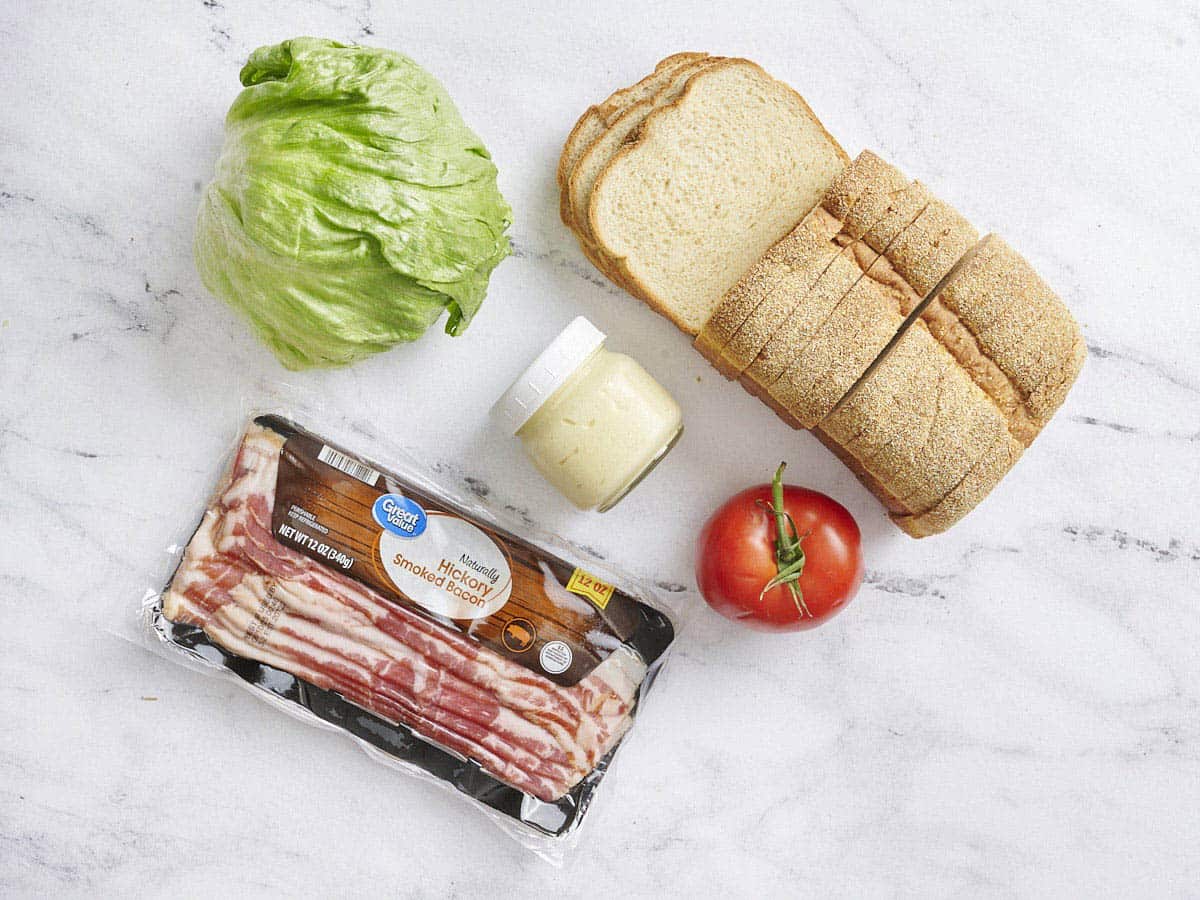 Les ingrédients pour faire des sandwichs BLT classiques.