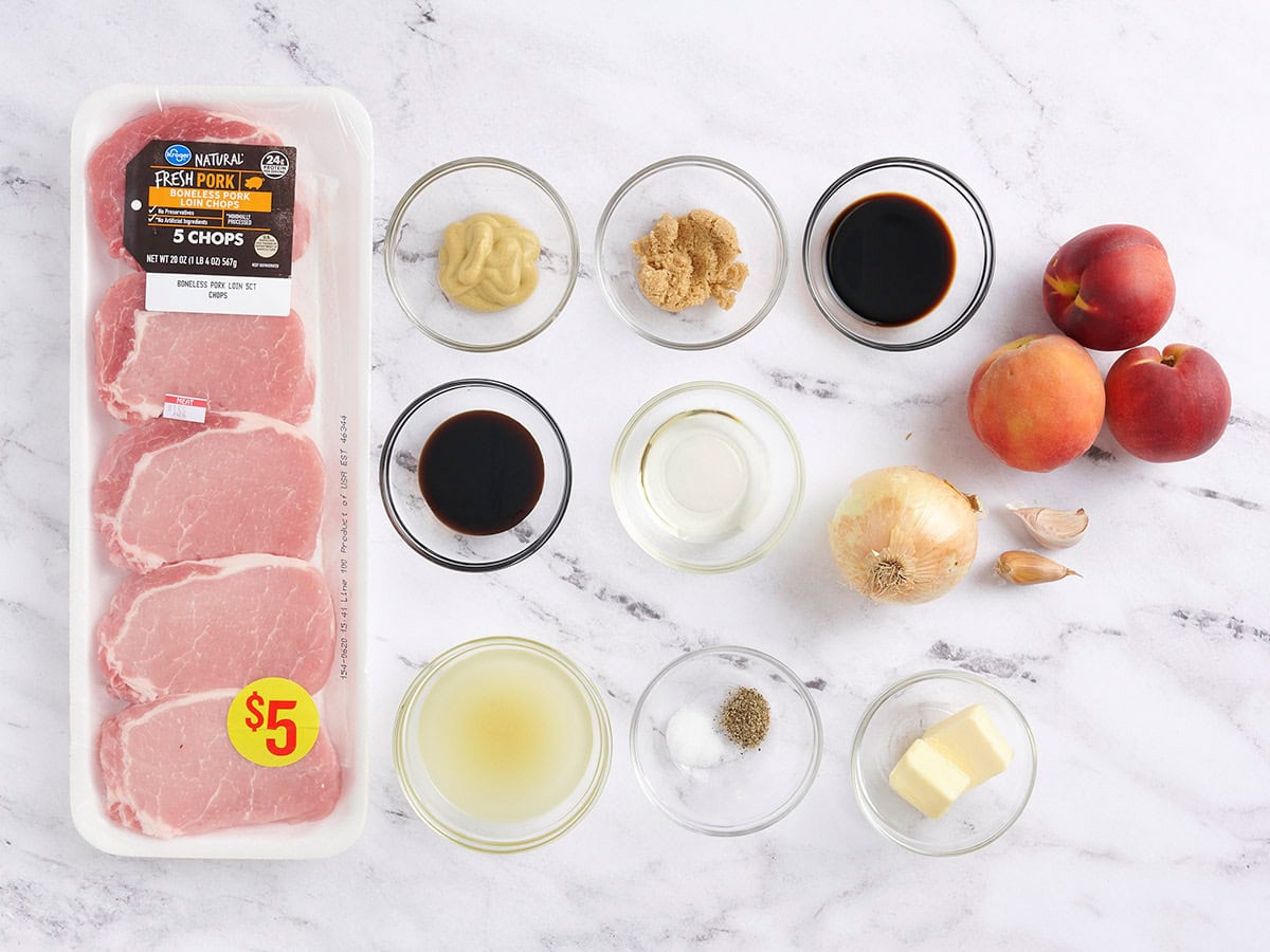 Les ingrédients des côtelettes de porc de pêche.