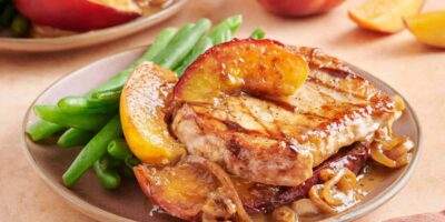 Côtelettes de porc de pêche d'été