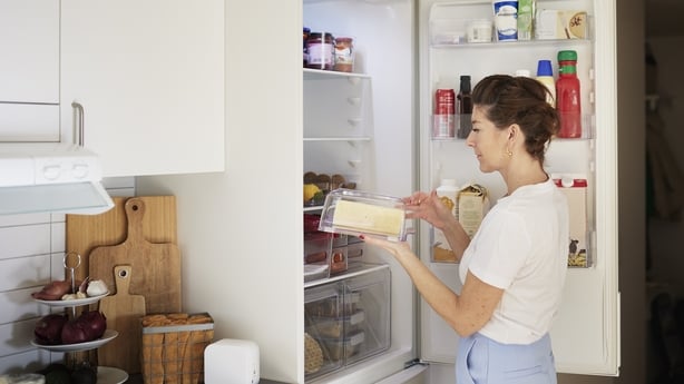 une femme éliminant son réfrigérateur