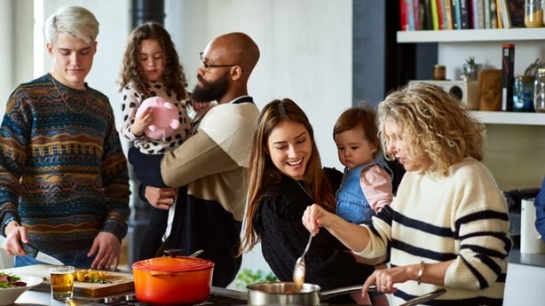 Réunion de famille élargie pour le repas,