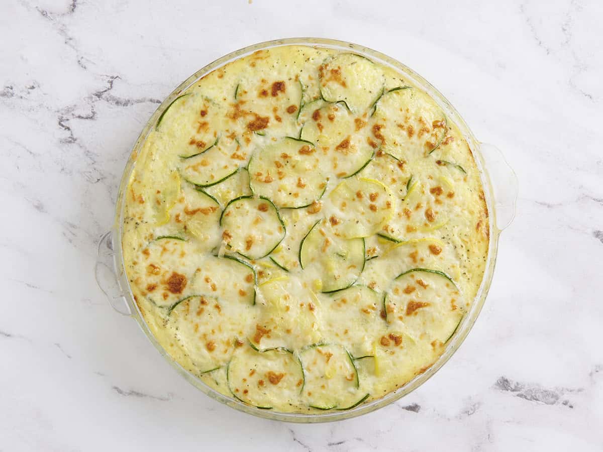 Corn sucré fini et tarte aux courgettes dans un plat à tarte.