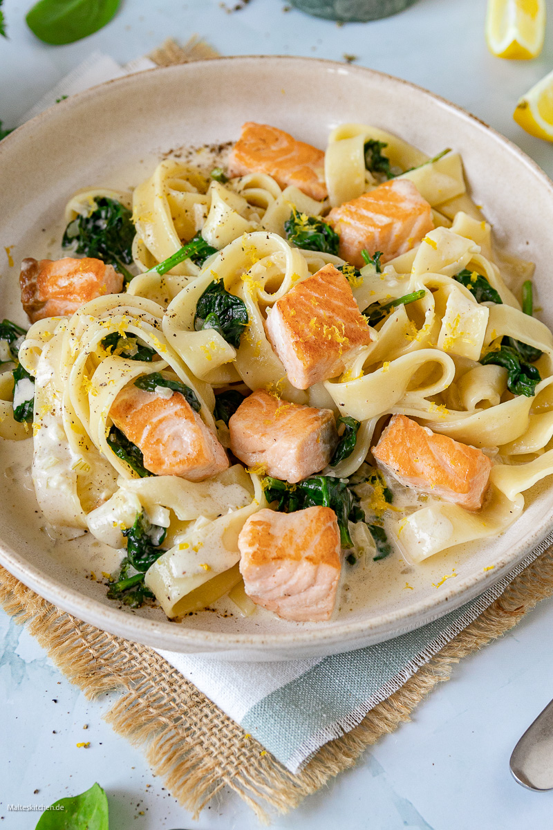 Nouilles de bande rapide avec saumon et épinards