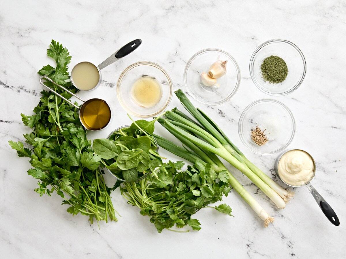 Les ingrédients de la vinaigrette à salade de déesse verte.