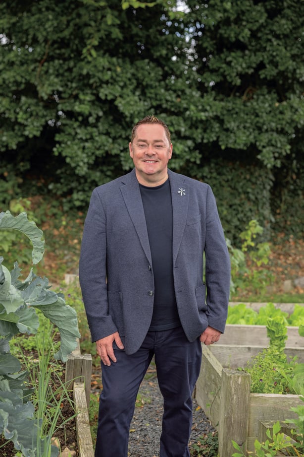 Neven Maguire debout dans un jardin